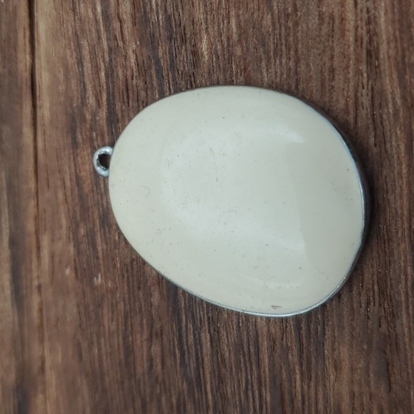 Cream white enamel vintage simplistic pendant - Picture 1 of 2